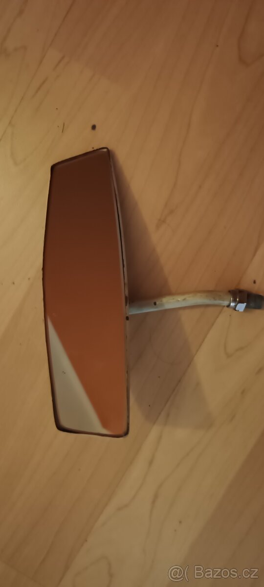 Starší zpětné zrcátko.
