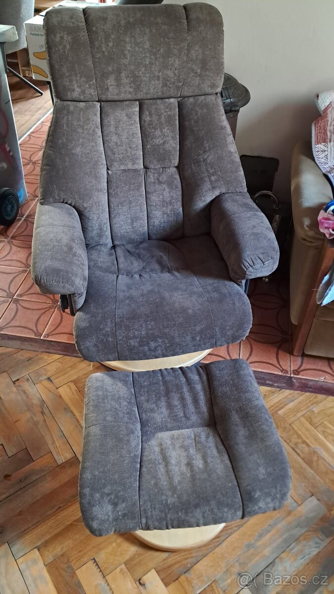 Polohovatelné křeslo s podnožkou