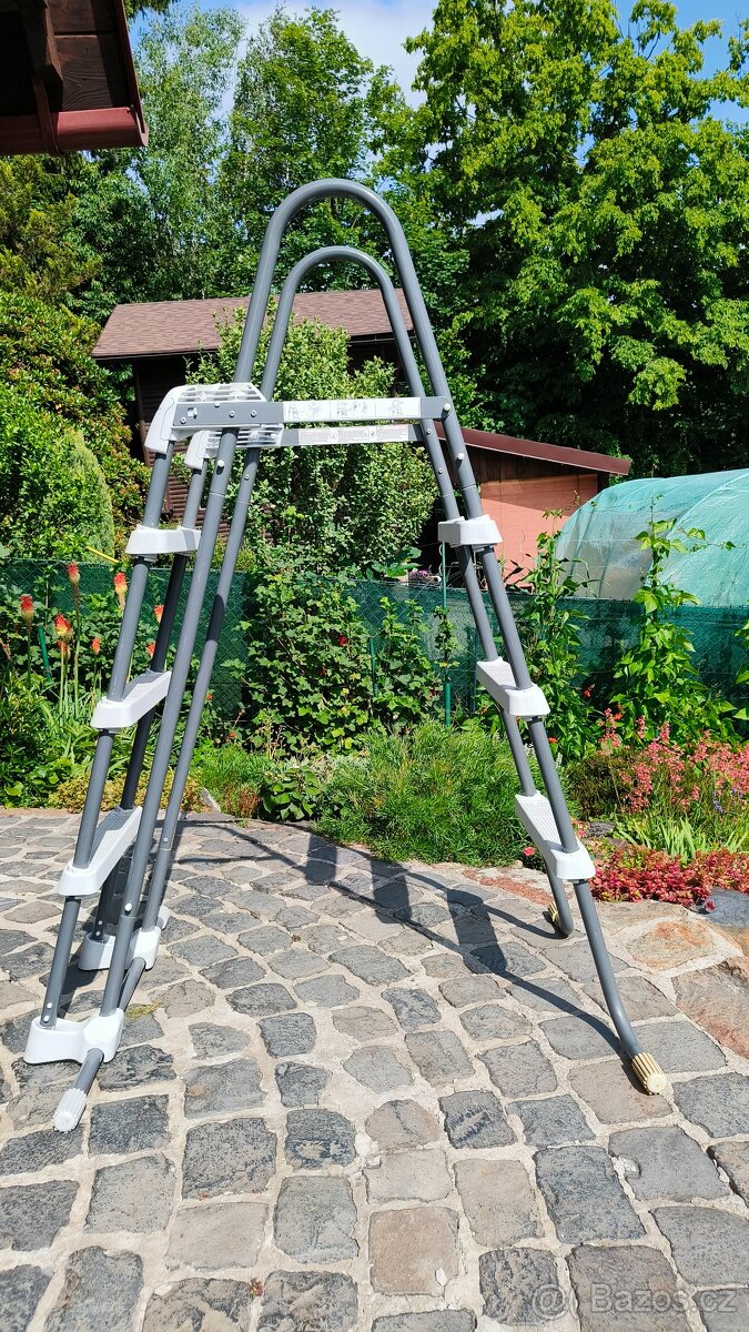 Bázénové schůdky