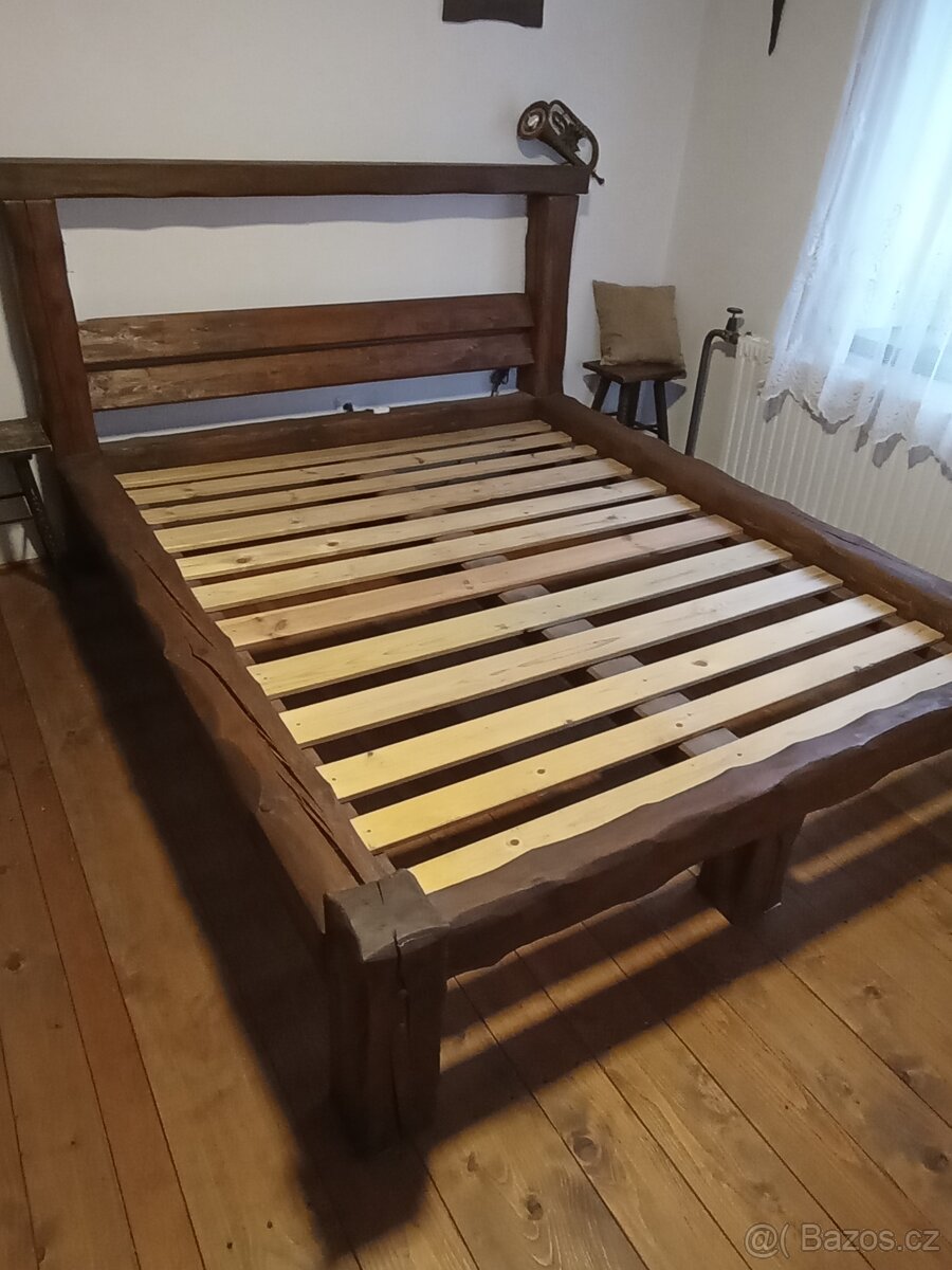 Masivní postel