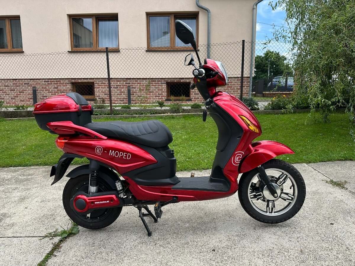 Elektroskútr Racceway E-Moped 70 km/h Nejlepší tuning 5,2kW.
