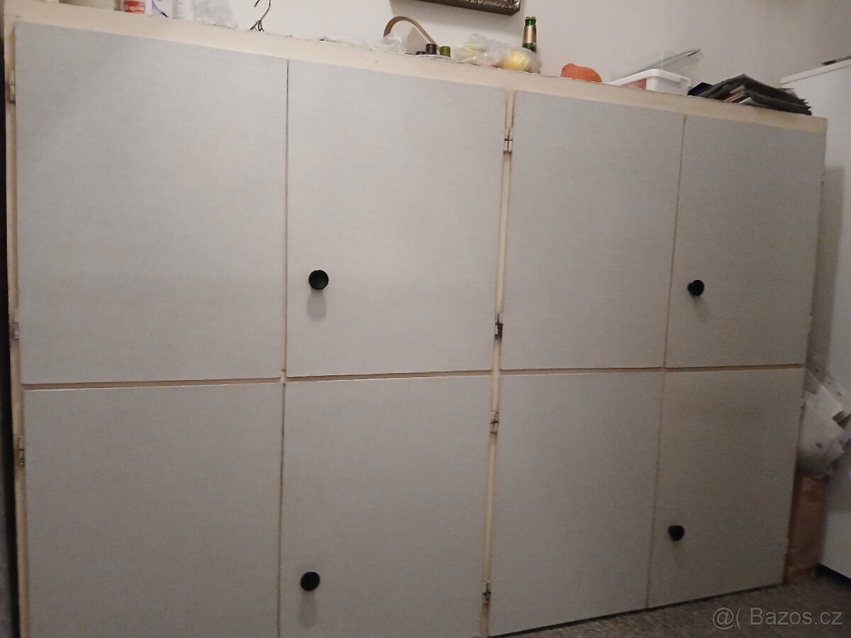 Skříňka, 8 dvířek, SPĚCHÁ