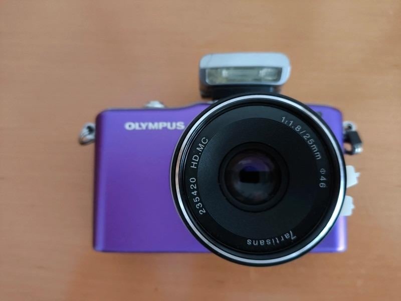 Olympus E-PM1 s objektivem 7artisans 25mm/F1.8, nová baterie