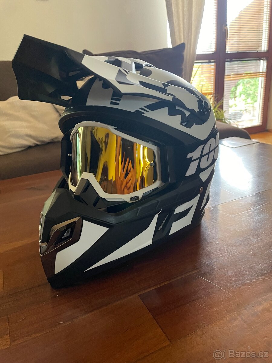 motocrossová přilba..