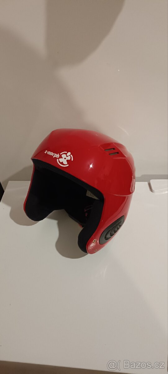 Prodám dětskou lyžařskou přilbu.