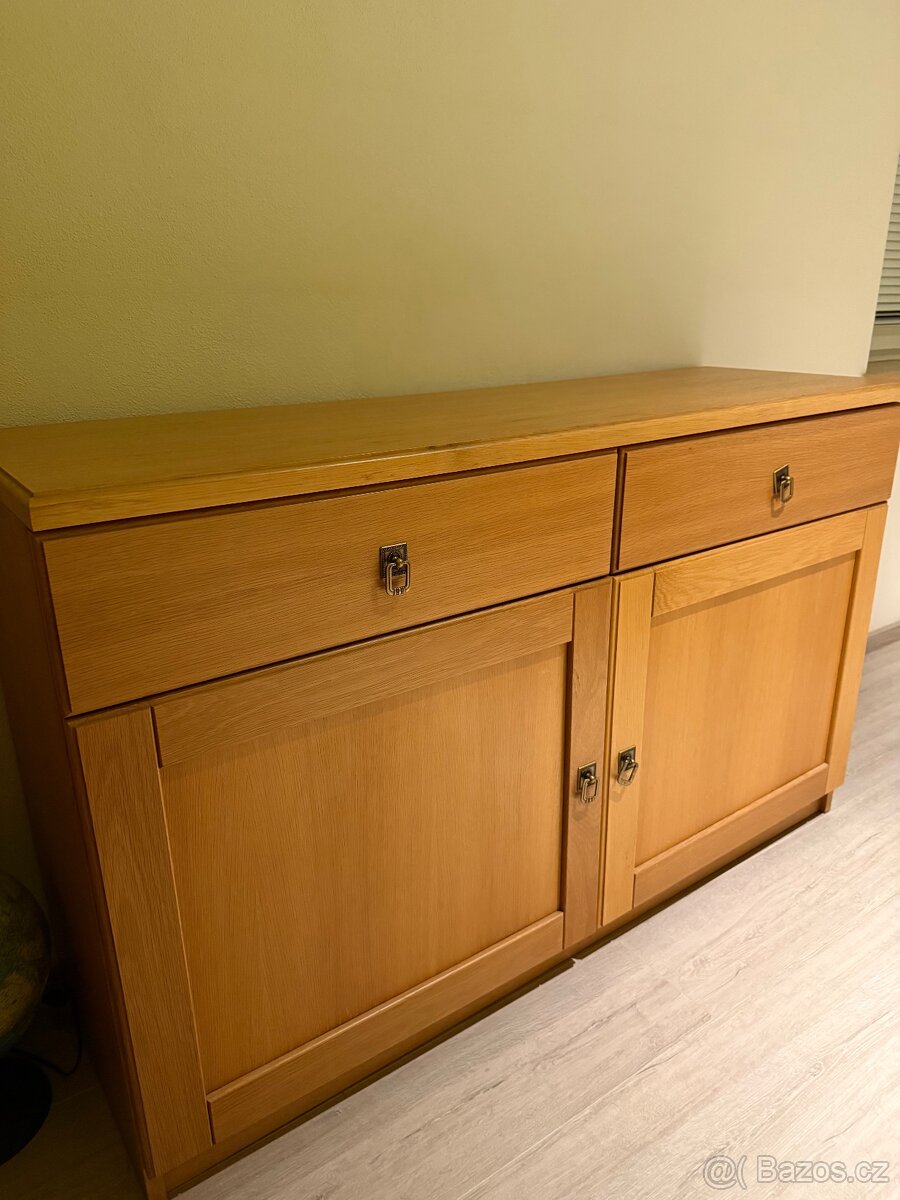Dubová komoda masiv