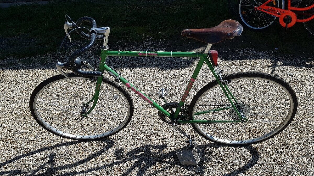 Silnični kolo nové pláště