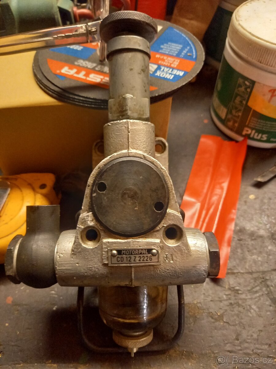 Tatra 138, 813 podávací pumpa