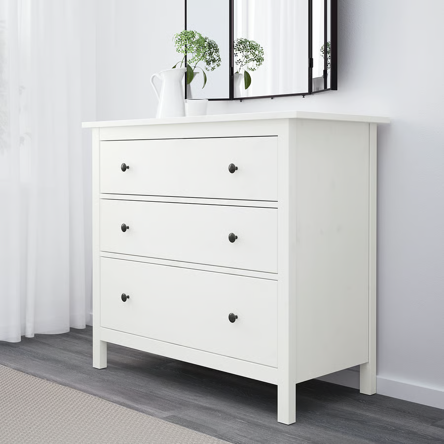 Prodáme Ikea HEMNES komodu se 3 zásuvkami, používanou