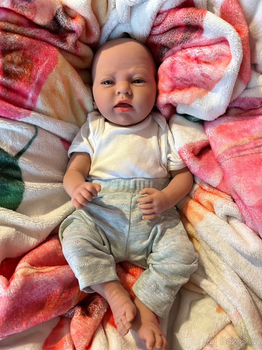 Realistická panenka,podobná reborn.