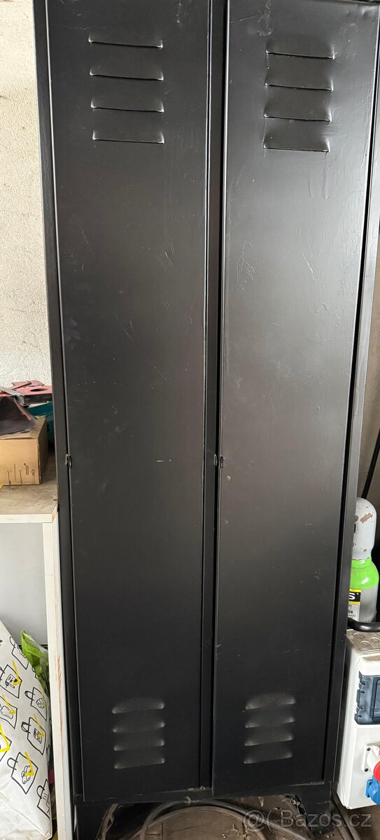 Plechová šatní skříň