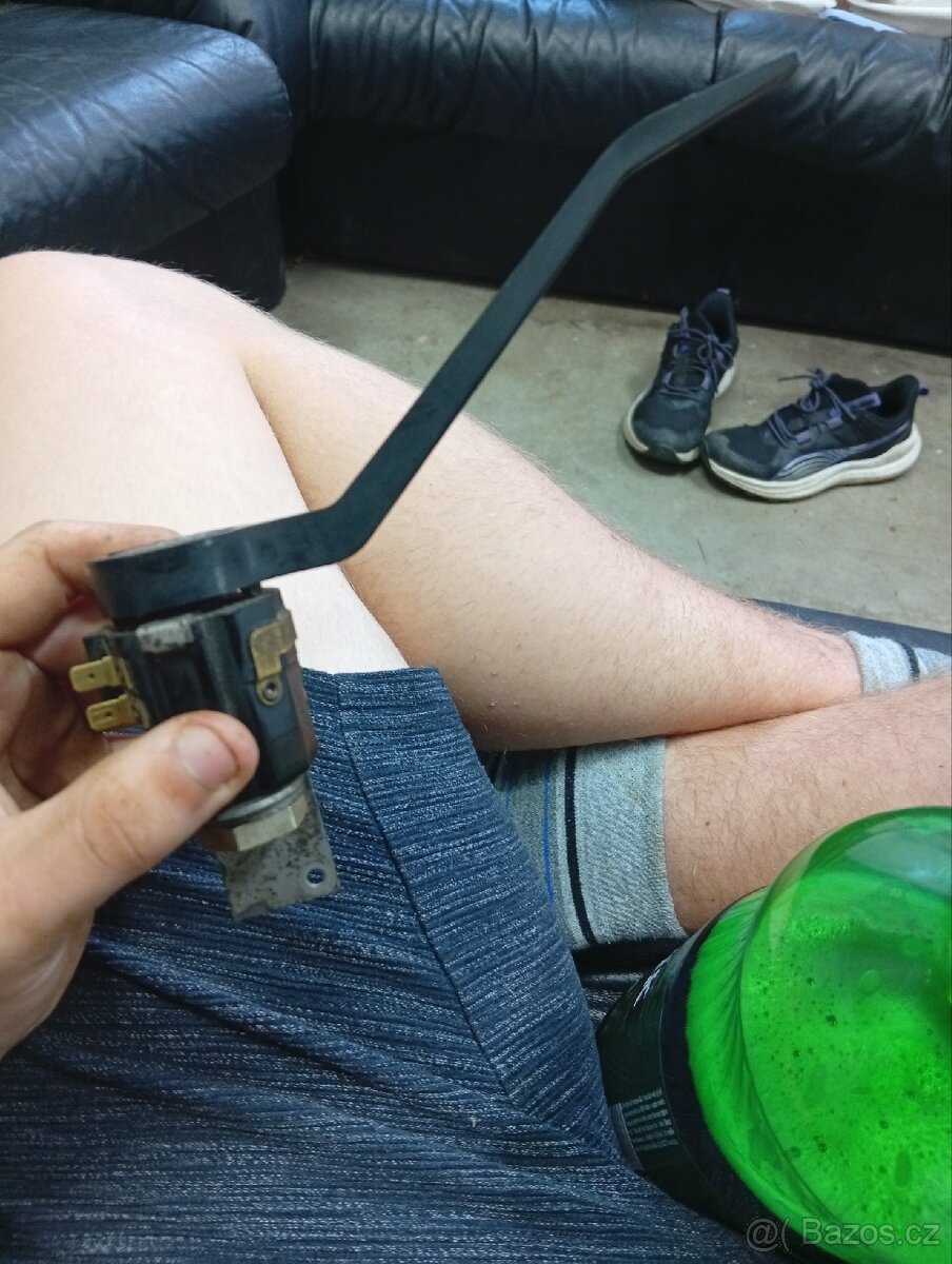 Páčka stěračů škoda 100