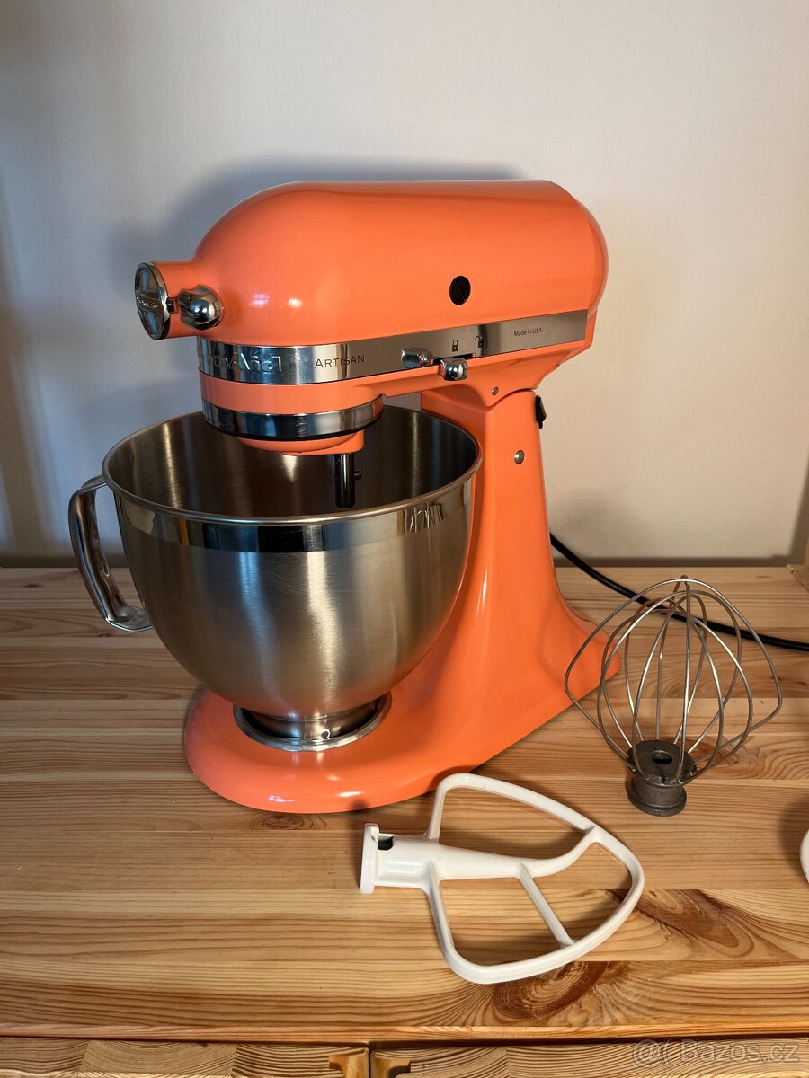 Robot Kitchenaid Artisan v korálové barvě