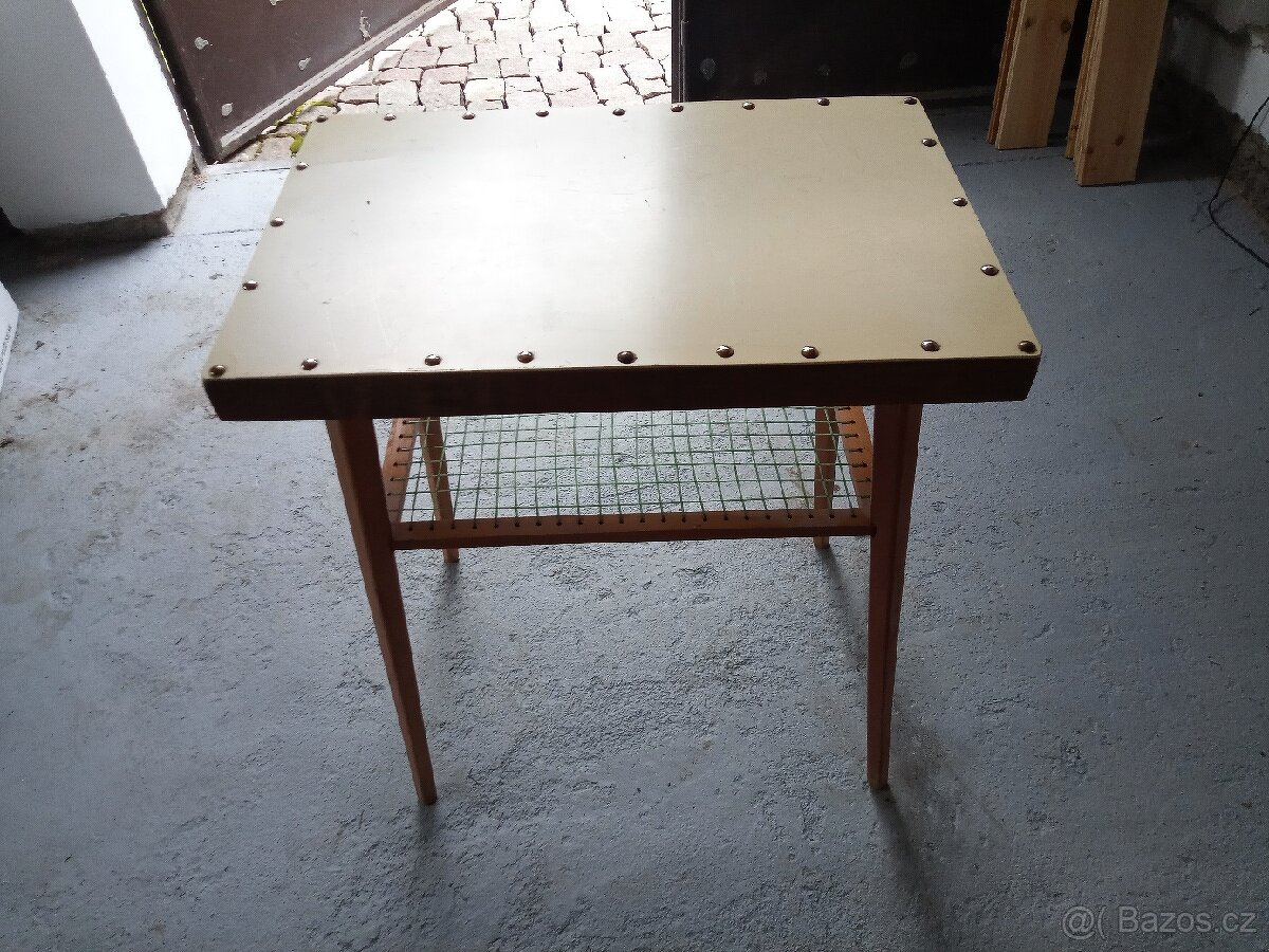 Starý konferenční stolek