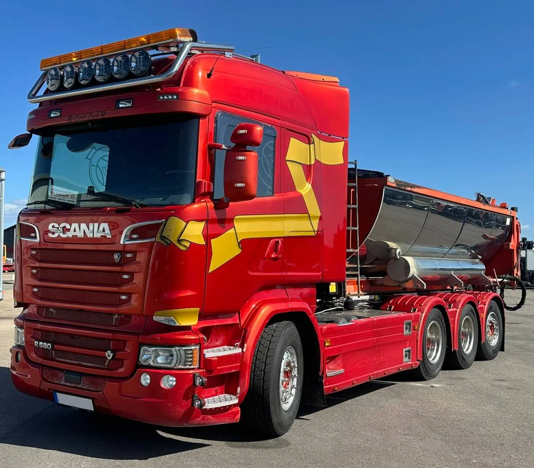 Scania R580 V8 8x4 nosič kontejneru s asfaltovým rozmetadlem
