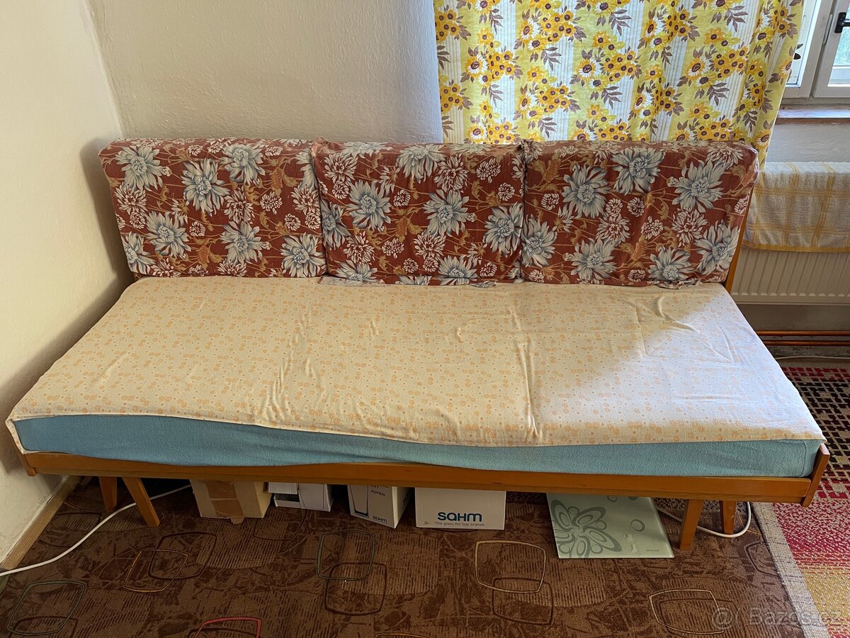 Pohovka sedačka rozkládací. Asi šedo - hnědá.