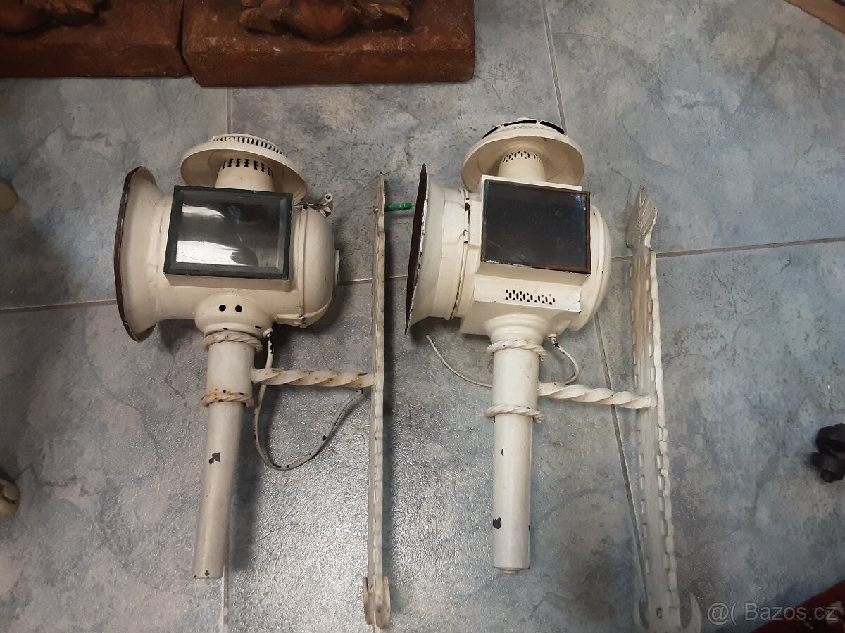 Staré kočárové lampy s konzolí