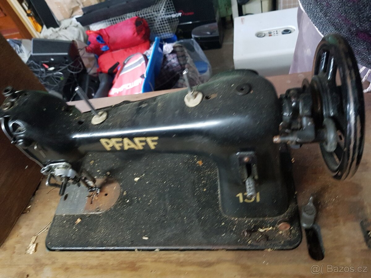 Retro starý šlapací šicí stroj pfaff