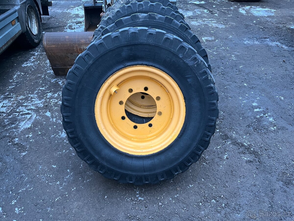 Kola nakladač volvo