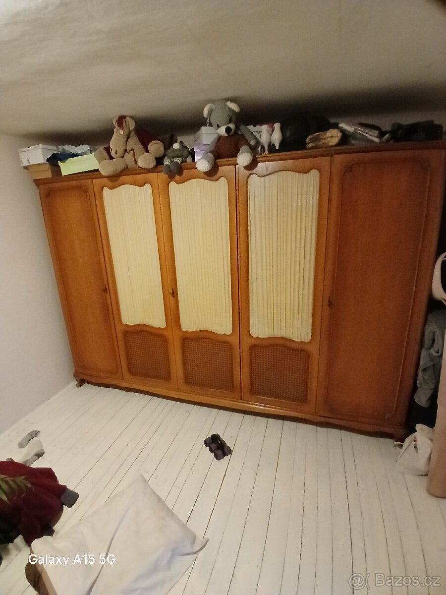 Starožitná skříň