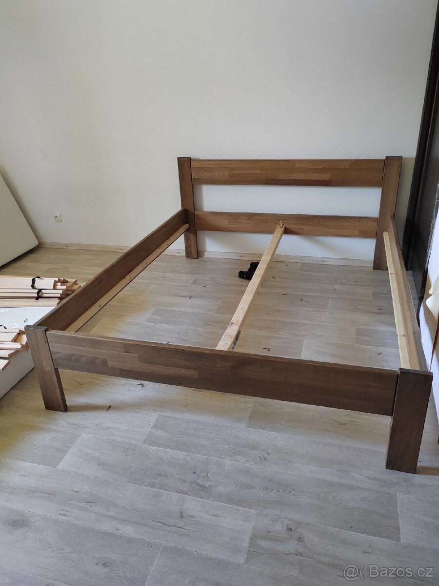 Manželská postel z masivu