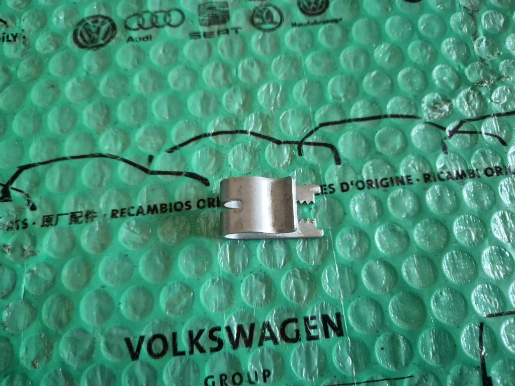 spona uchycení zadní zástěrky Škoda Felicia Pick Up 6U782184