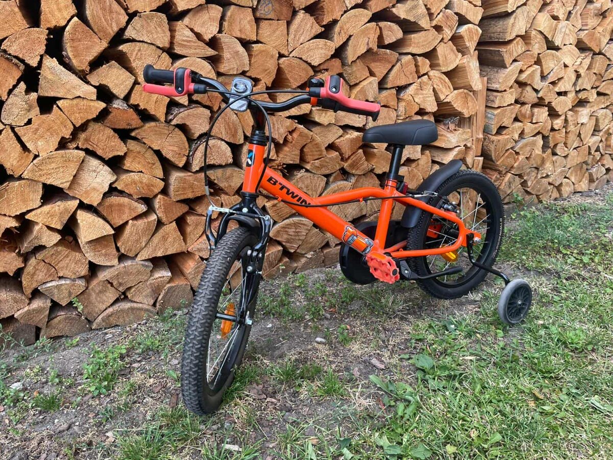 Prodám dětské kolo BTWIN 16 4-6let včetně koleček za 1.499Kč