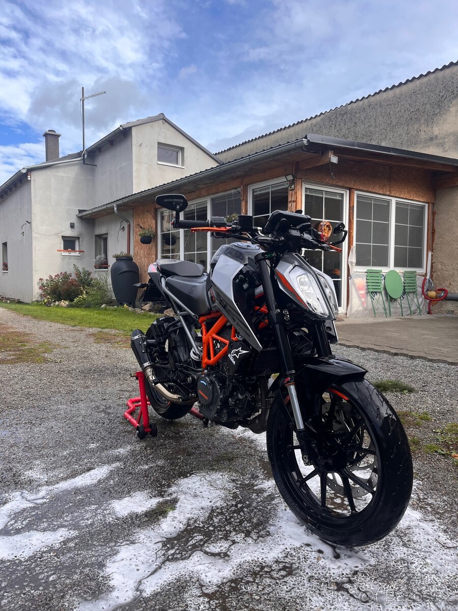 KTM Duke 125 (2021) – plný servis, doplňky, 1. majitel v ČR