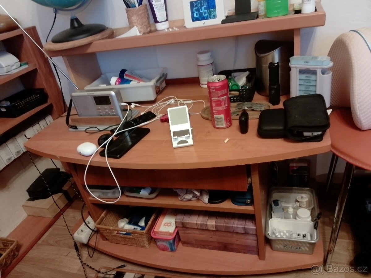 stolek pod TV prizpůsobený jako nočni