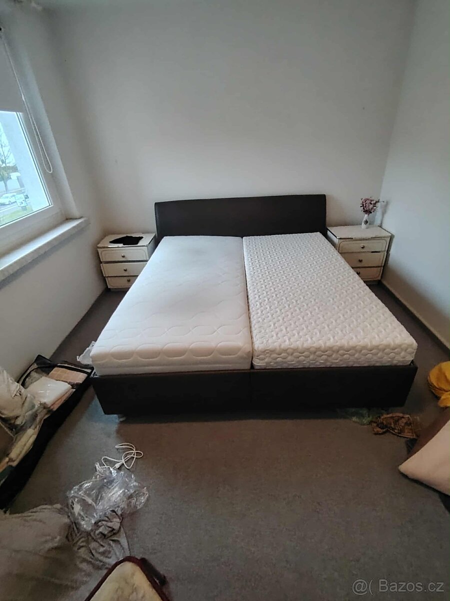 Manželská postel včetně matrace a stolků