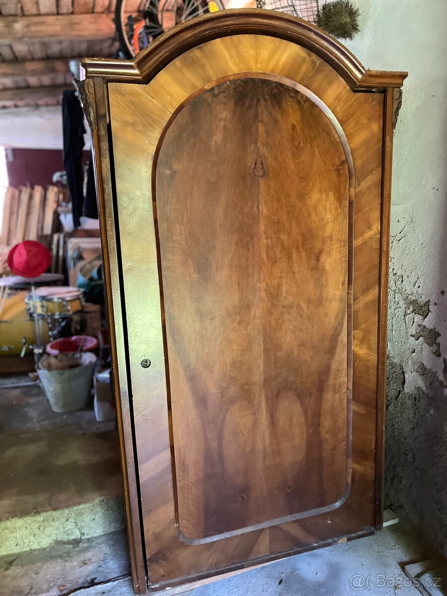 Starožitná skříň k renovaci.