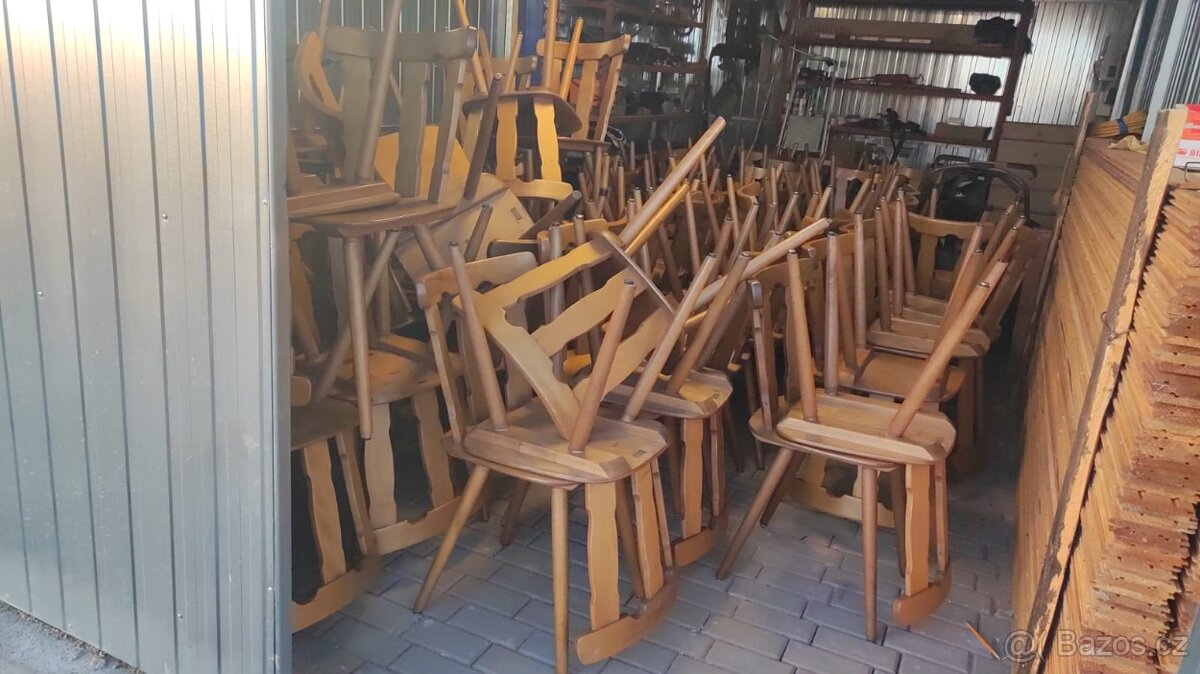 Dřevěné židle 90ks – pevné, vhodné do restaurace