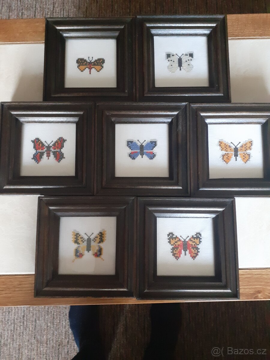 Obrázky s vyšívanými motýly