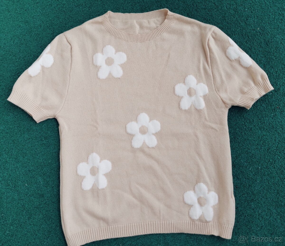 Béžový svetr s kytičkama