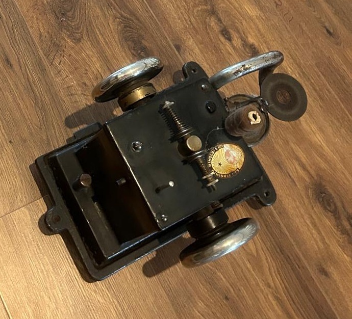 2ks šicích strojů. 1x kožešnický a 1x klasický