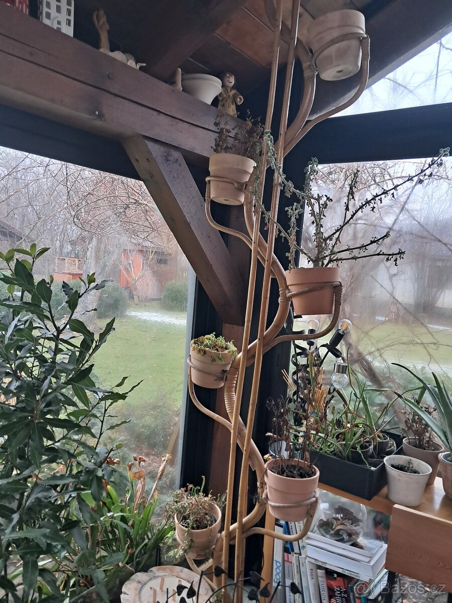 Stojan na květiny ratan/ bambus