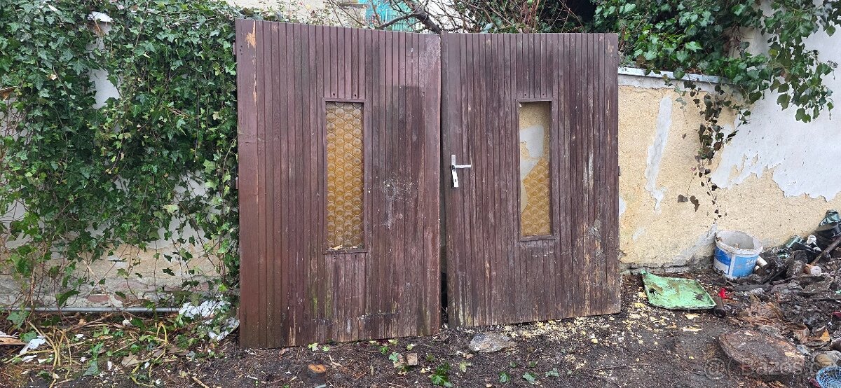 Stará dvoukřídla vrata do garáže z masivu