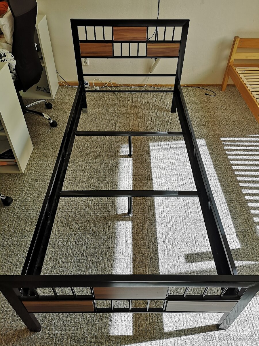 kovová postel 90x200 s lamelovým roštem