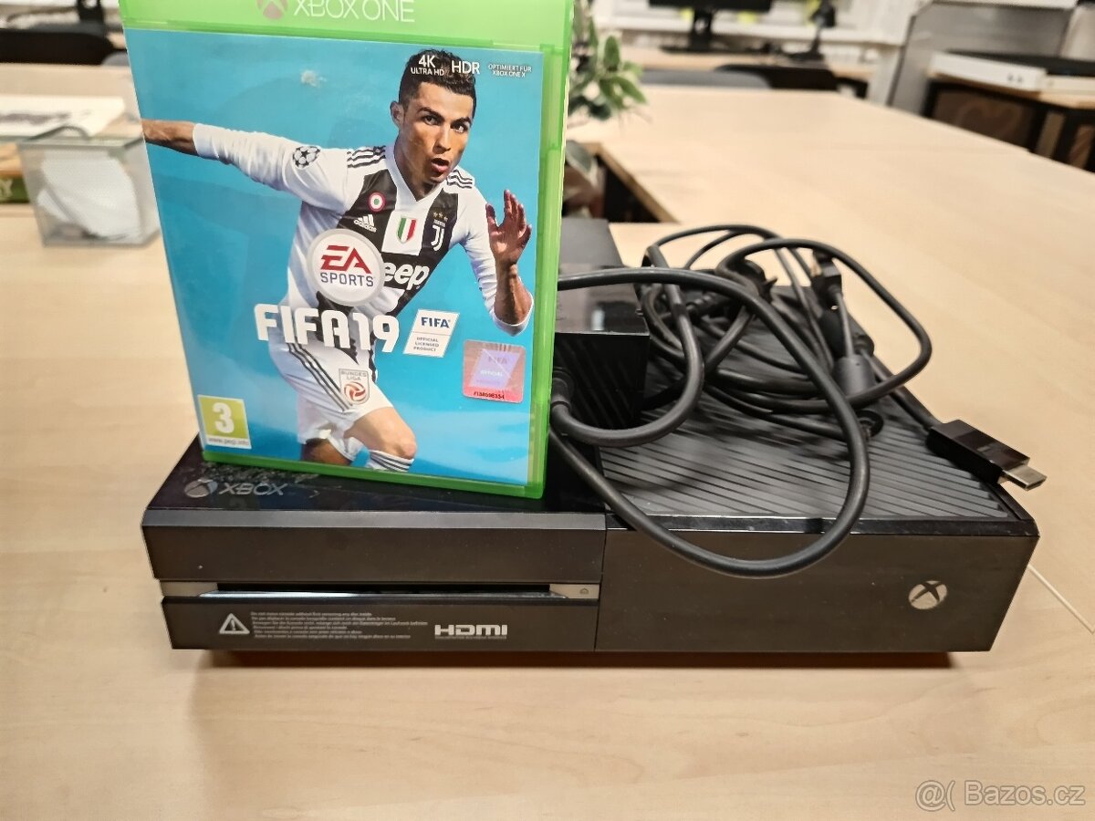 X Box One 500 GB + kabeláž a hra FIFA 2019