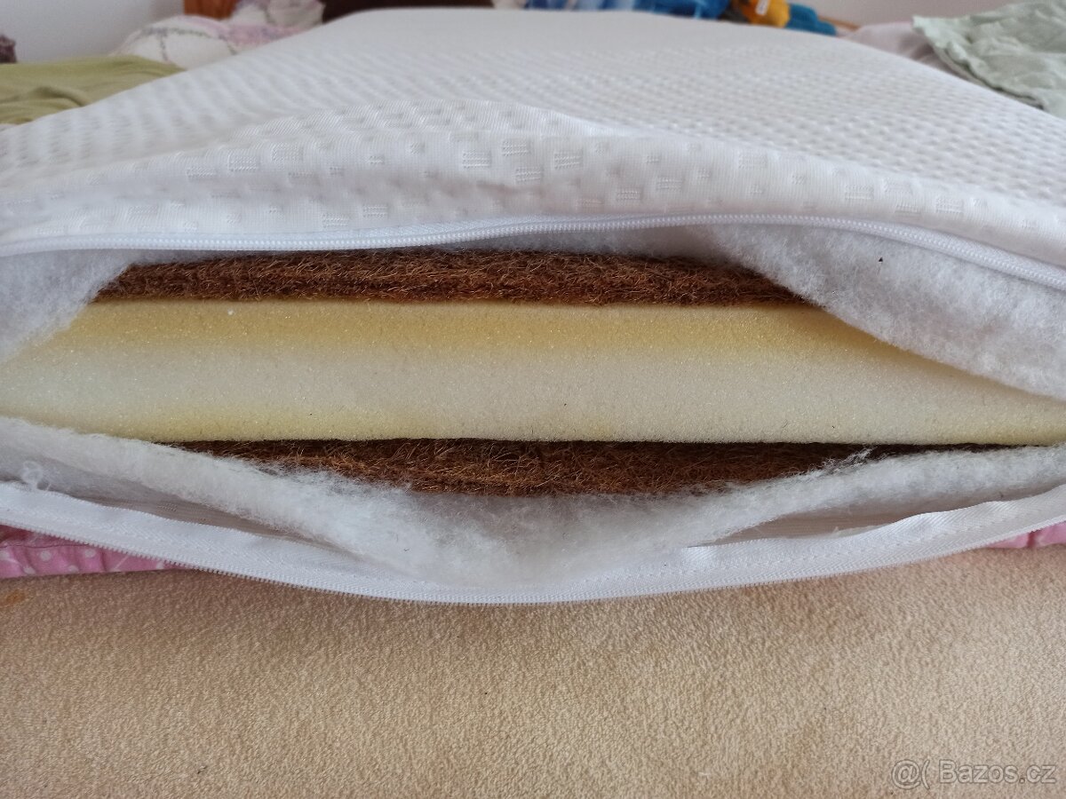 Dětská dřevěná postýlka.