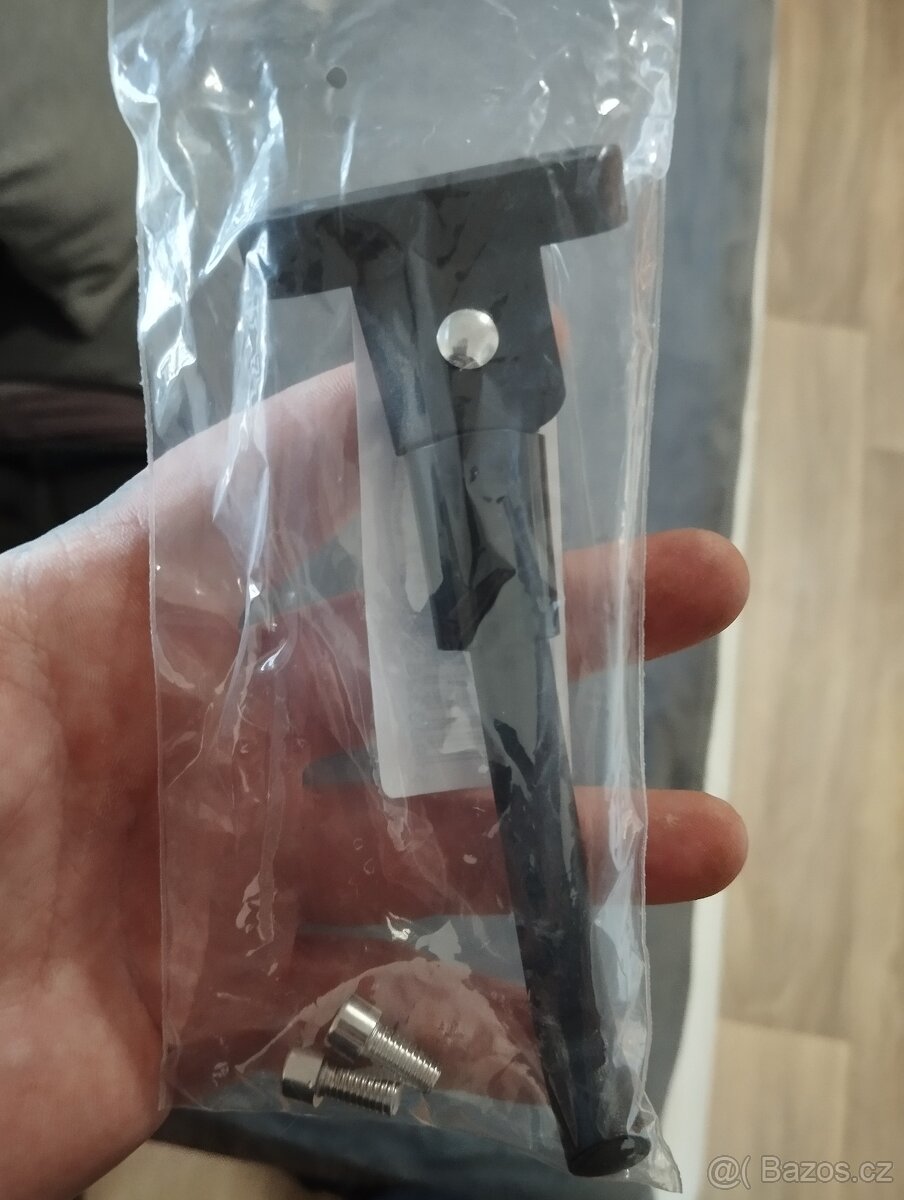 Stojan na elektro koloběžku