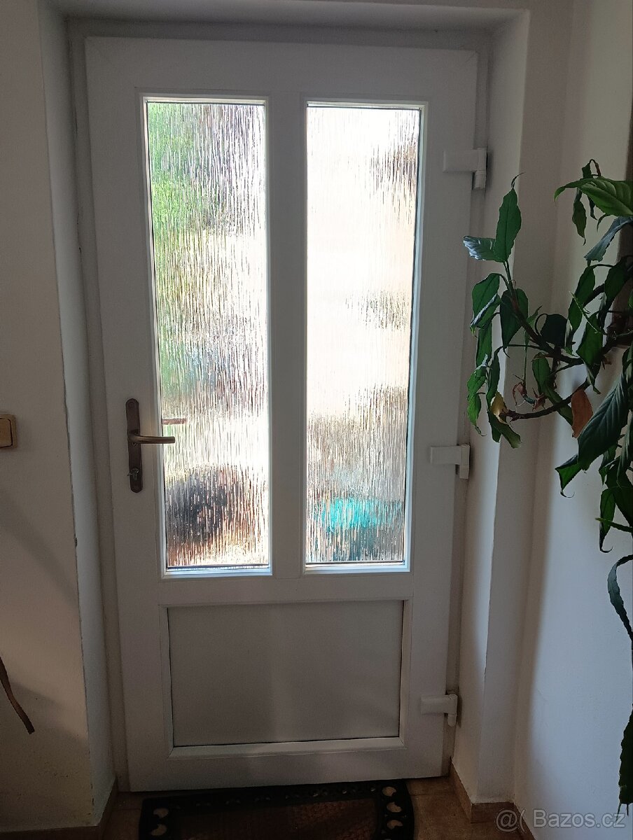 Koupím plastové bílé vchodové dveře