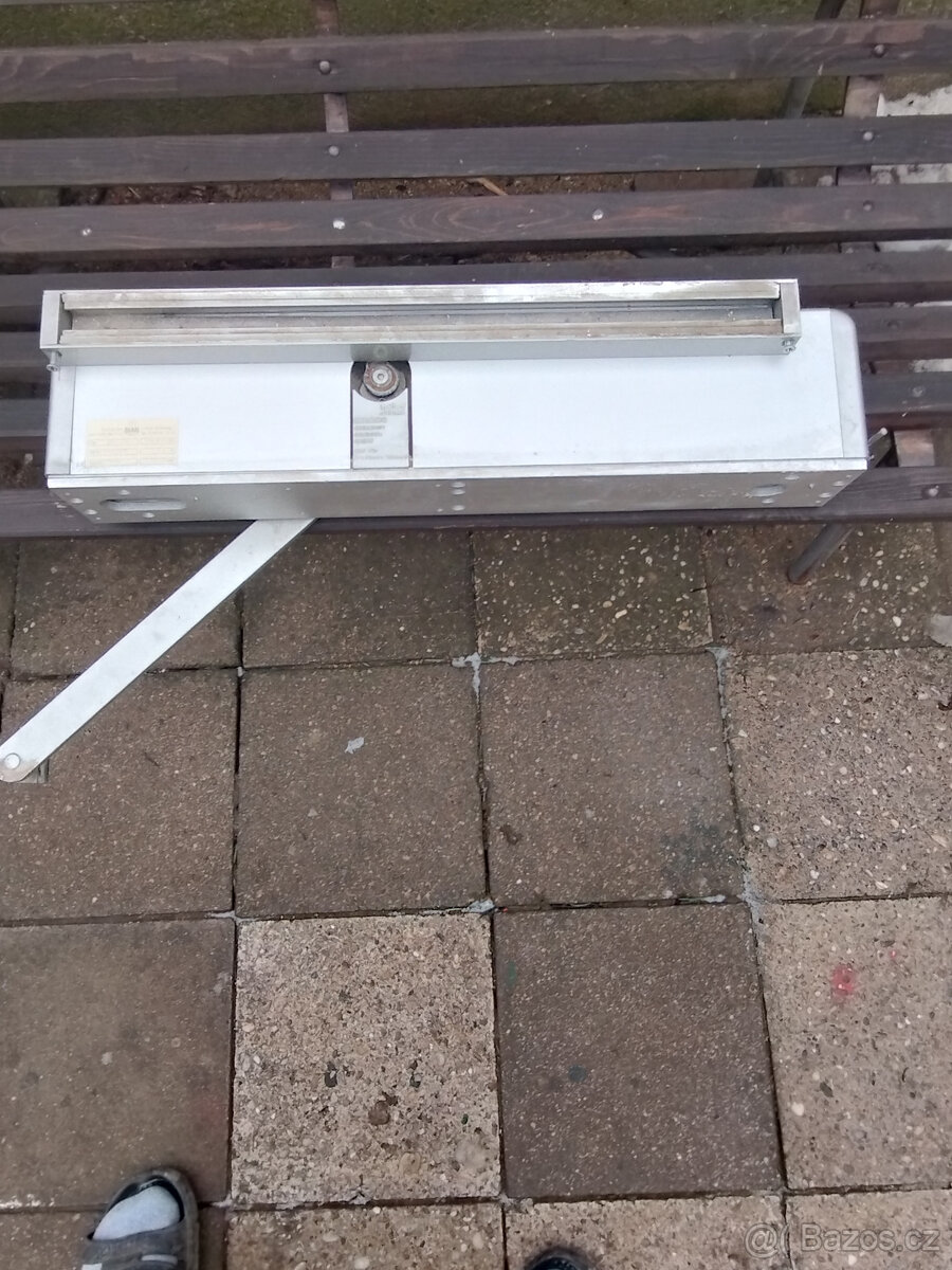 Elektrický zavírač dveří.