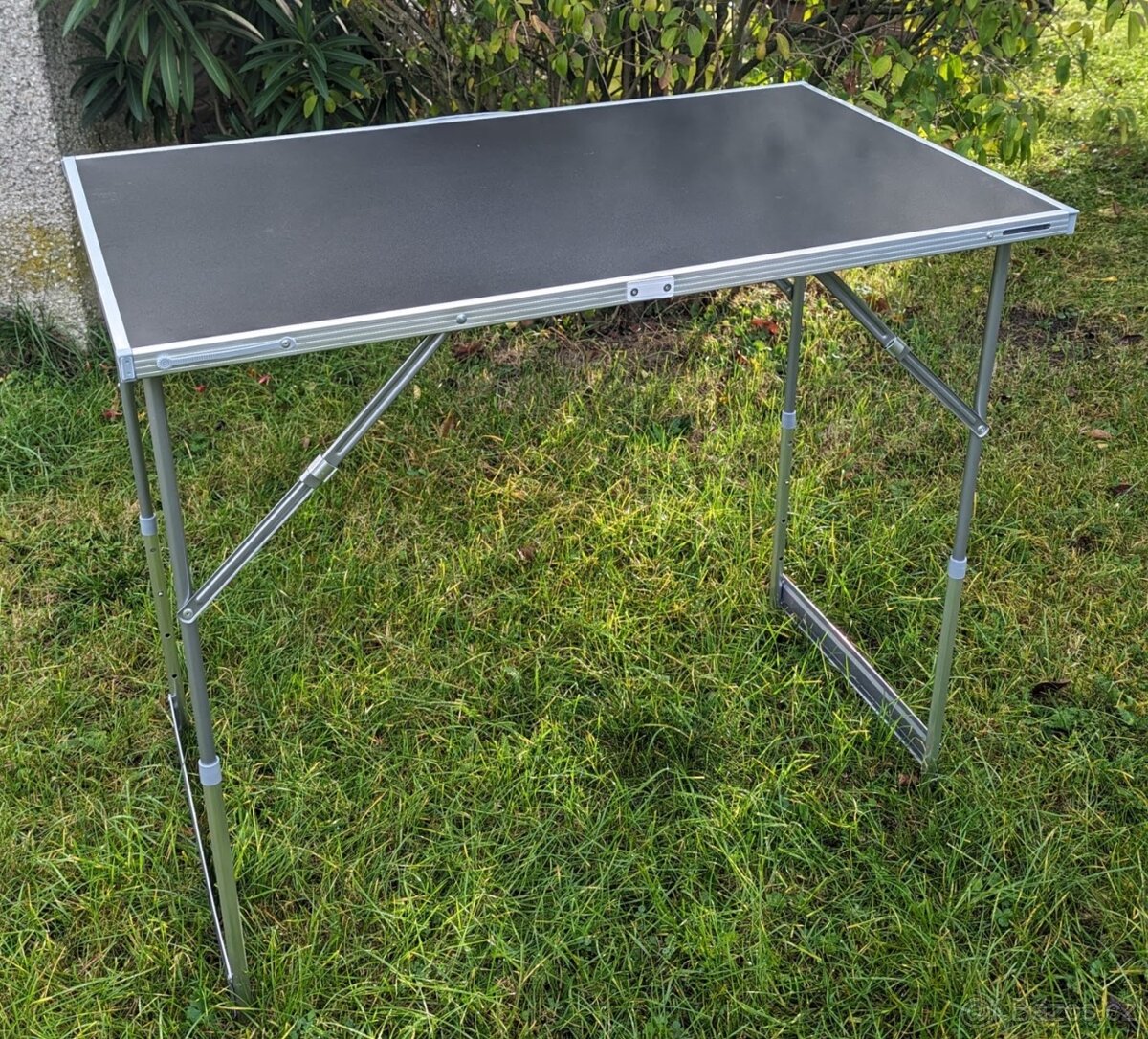 Stabilní hliníkový stůl/prodejní pult na kempování