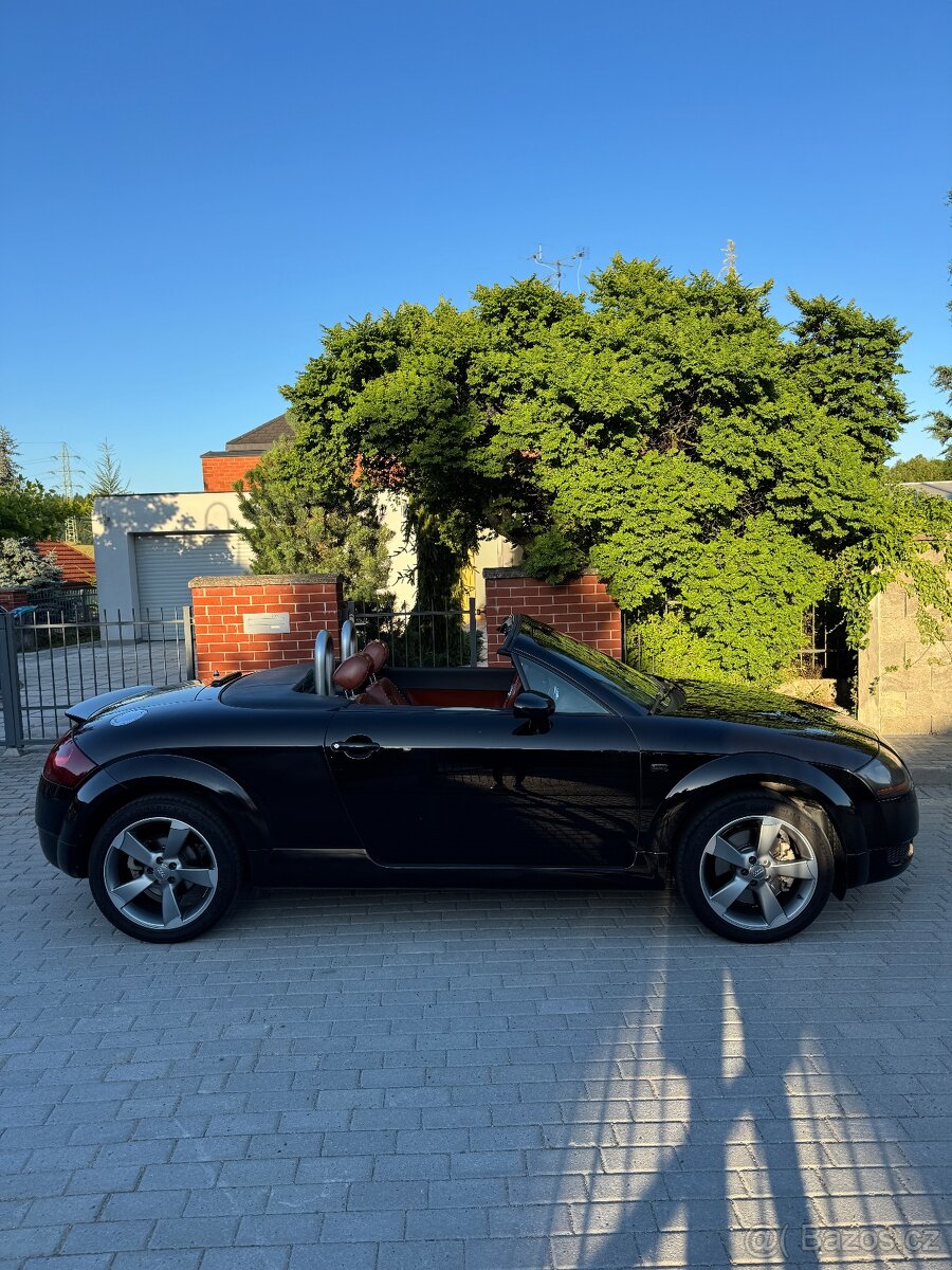 Audi TT Roadster 1.8T Quattro – Limitovaný interiér