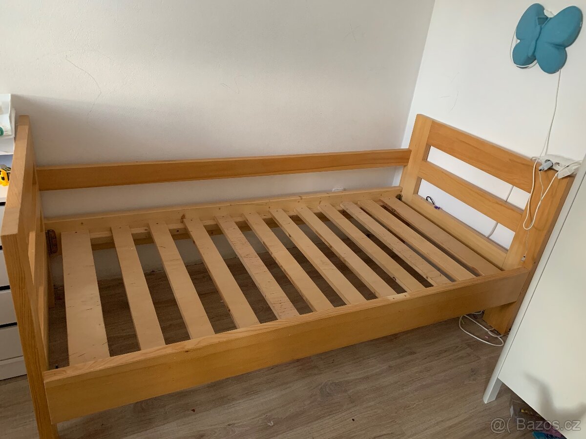 Masivní postel s matraci