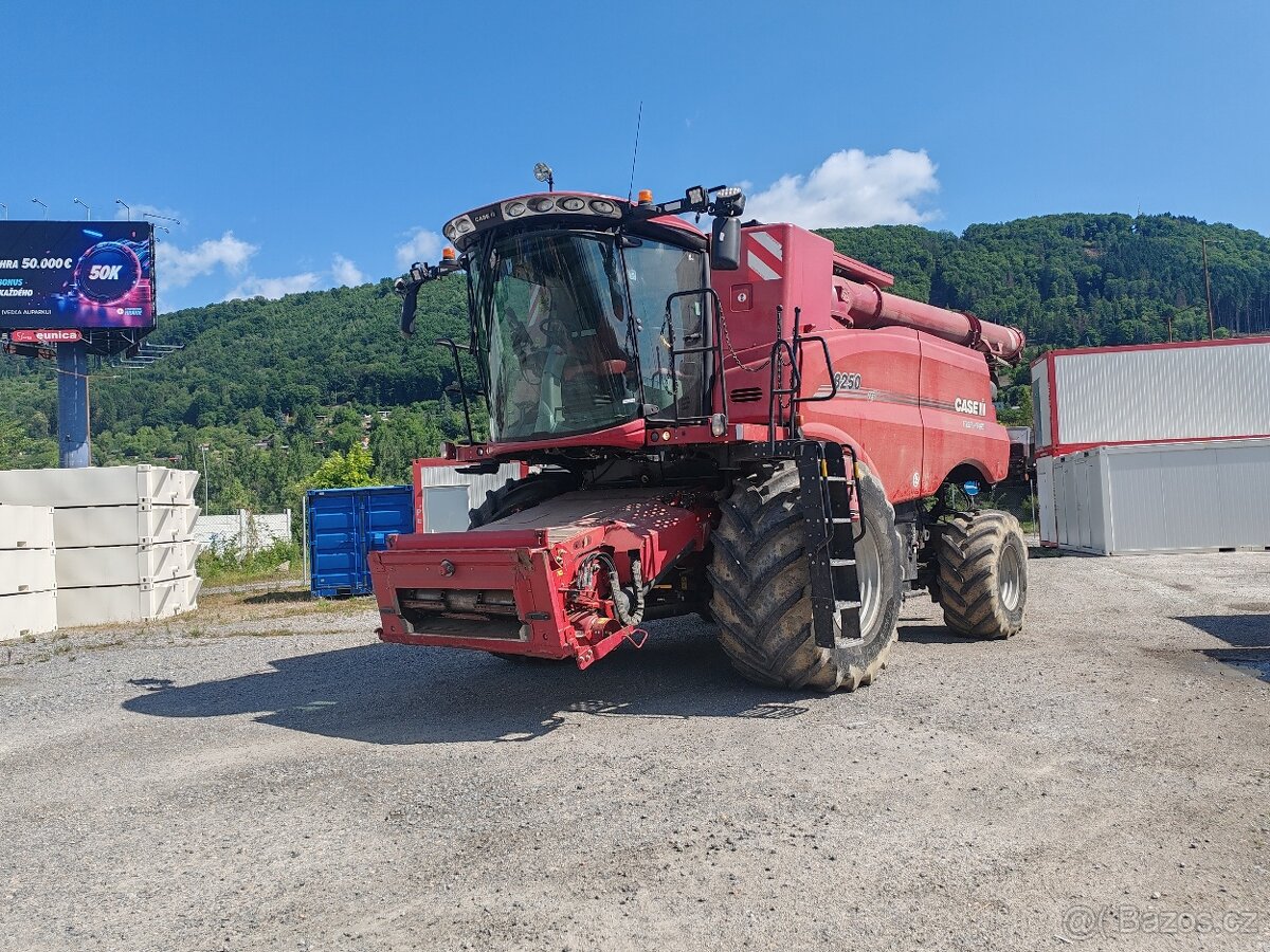 CASE IH AXIAL FLOW 8250 2WD - Obilný kombajn