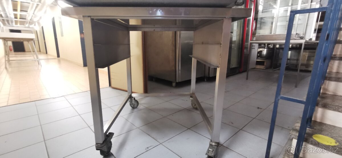 Nerezový stůl na kolečkách