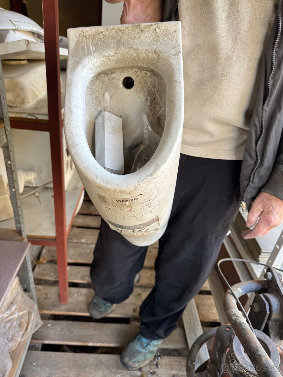 RADIÁTORY A RŮZNÁ SANITA, umyvadla, pisoár, wc, trubky, atd.