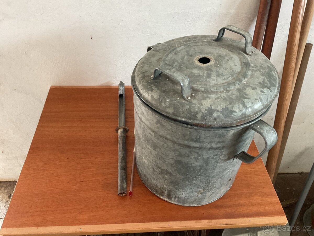 Starý zavařovací hrnec funkční